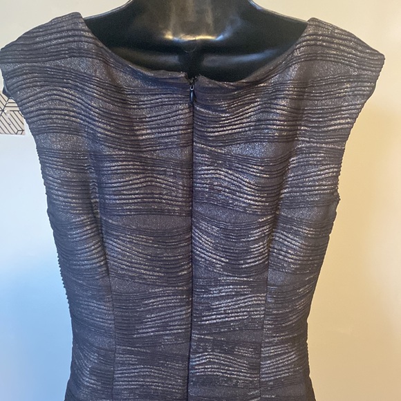 PRE-OWNED LESLIE FAY SLEEVELESS V-NECK DRESS - Picture 9 of 12